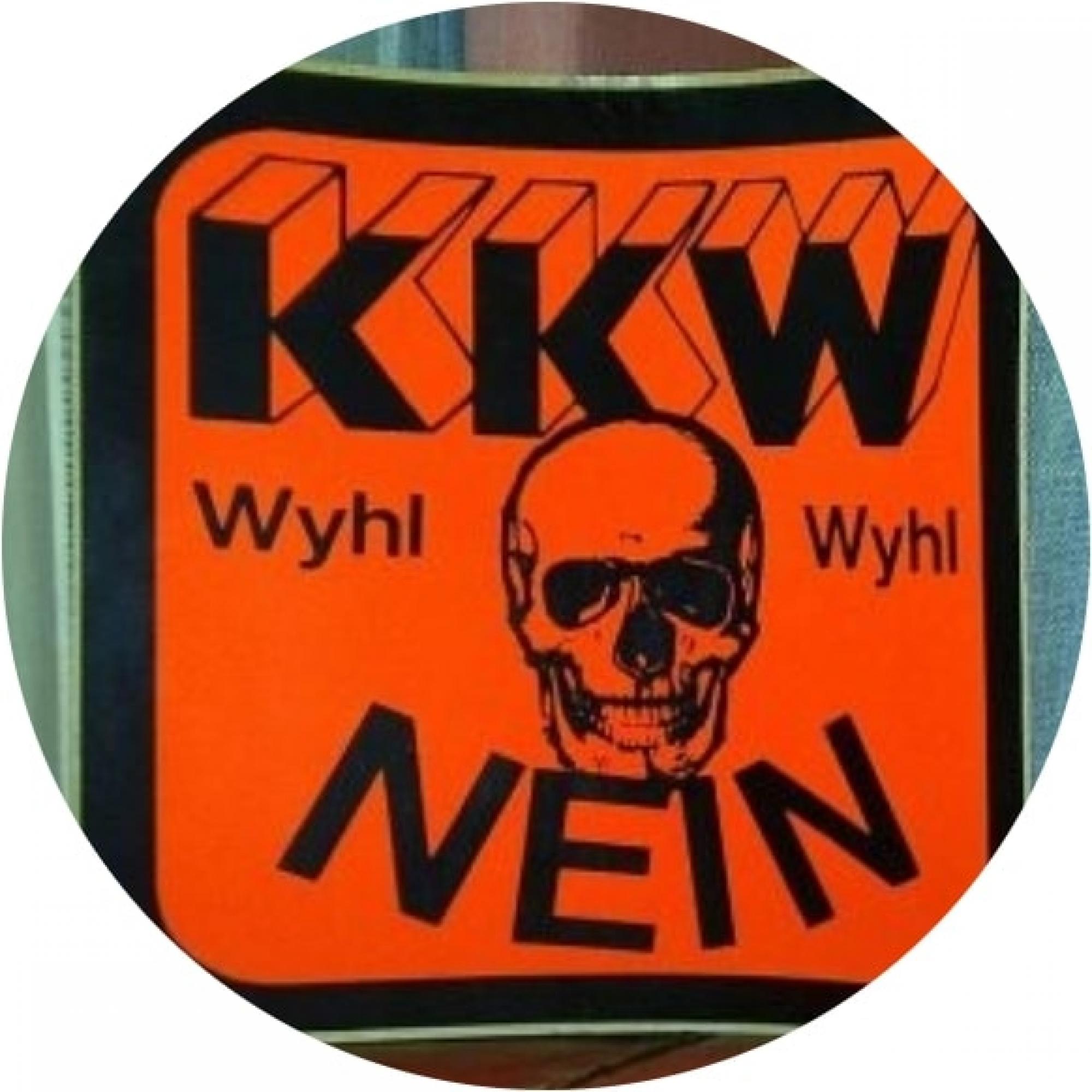 Oranger Aufkleber mit Totenschädel-Motiv und der Aufschrift KKW Wyhl Nein.
