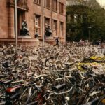 Zahllose Fahrräder auf den Fahrradstellplätzen vor dem Kollegiengebäude 1