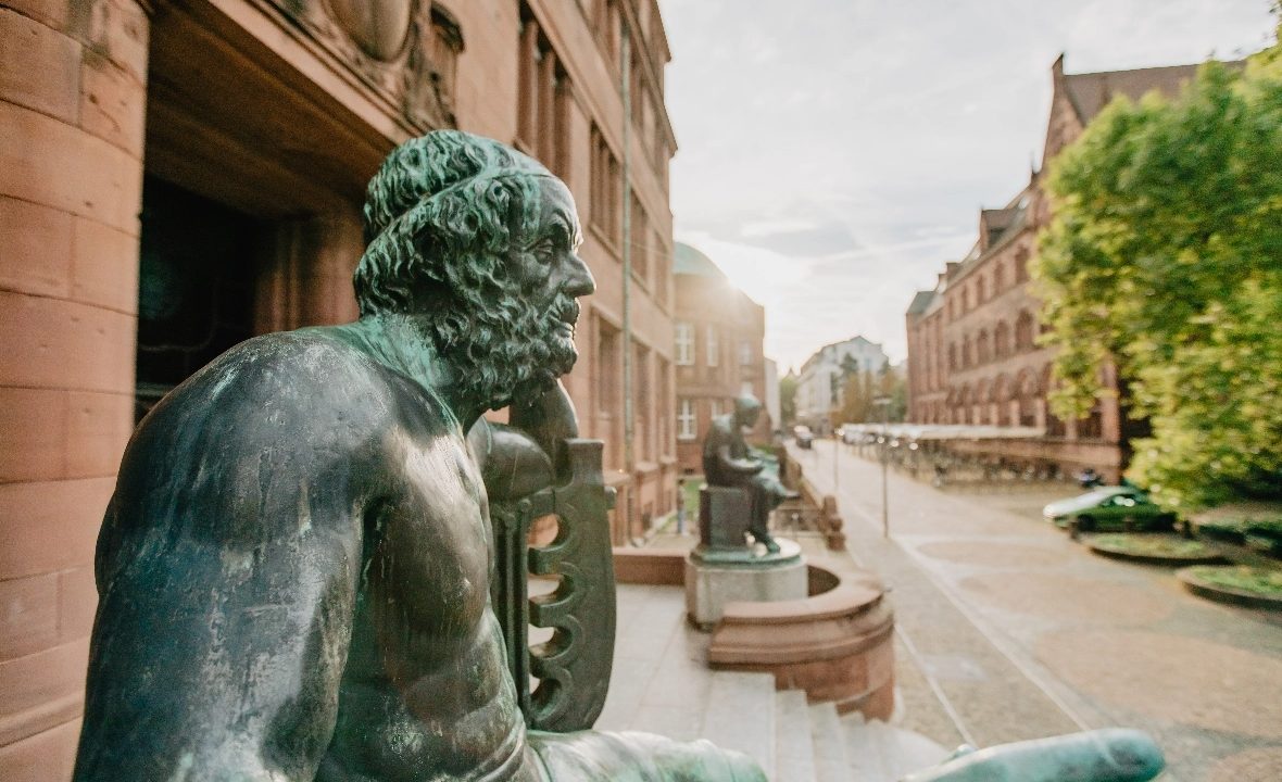 Bronzestatue des Philosophen Platon vor dem Eingang des Kollegiengebäude 1
